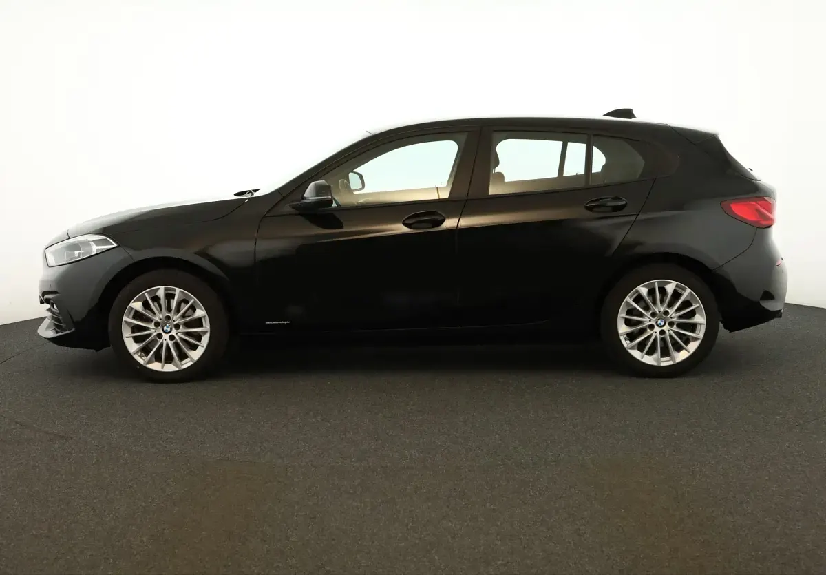 Gebraucht BMW 120 Advantage 190 PS (139 kW) 2023 Saphirschwarz metallic Kleinwagen