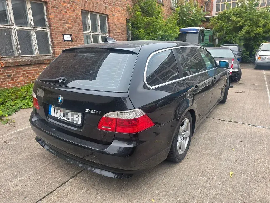 Gebraucht BMW 523 190 PS (139 kW) 2007 Schwarz Kombi
