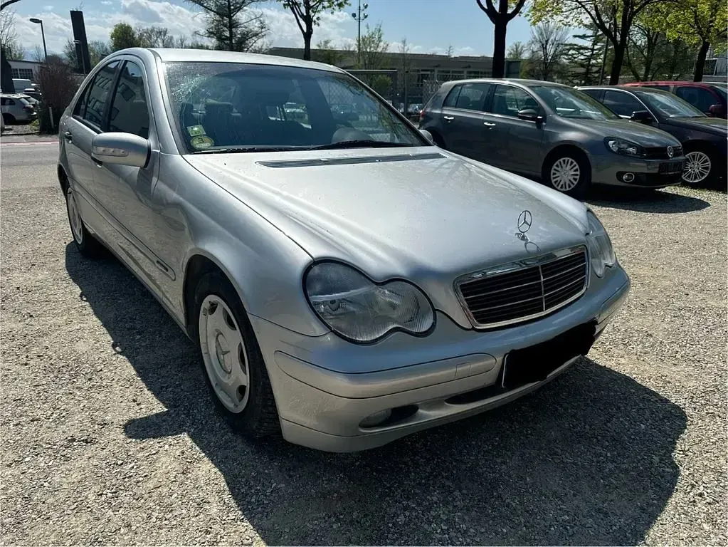 Second-hand Mercedes C200 Classic 116 CP (85 kW) 2002 Argintiu Berlinǎ