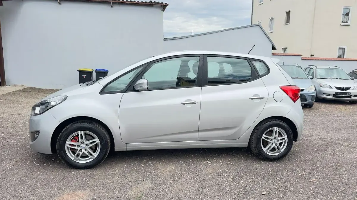 Gebraucht Hyundai ix20 Style 90 PS (66 kW) 2013 Silber Kleinwagen