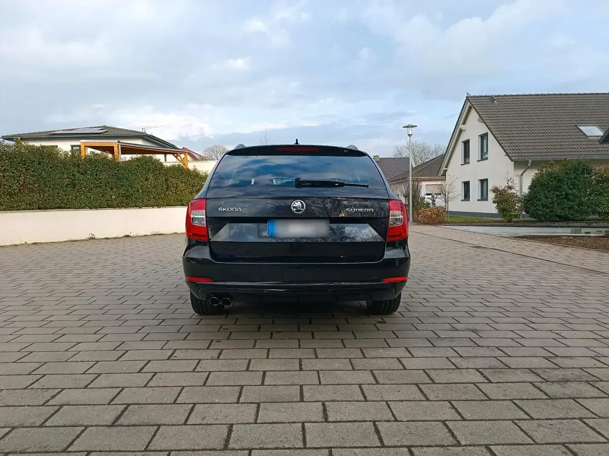 Gebraucht Skoda Superb 140 PS (102 kW) 2015 Schwarz Kombi