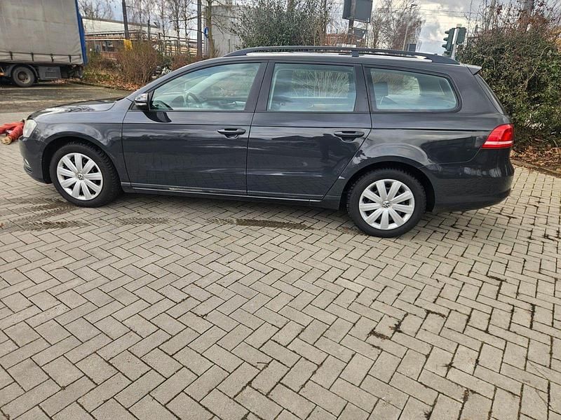 Gebraucht VW Passat Trendline 140 PS (102 kW) 2013 Uranograu Kombi