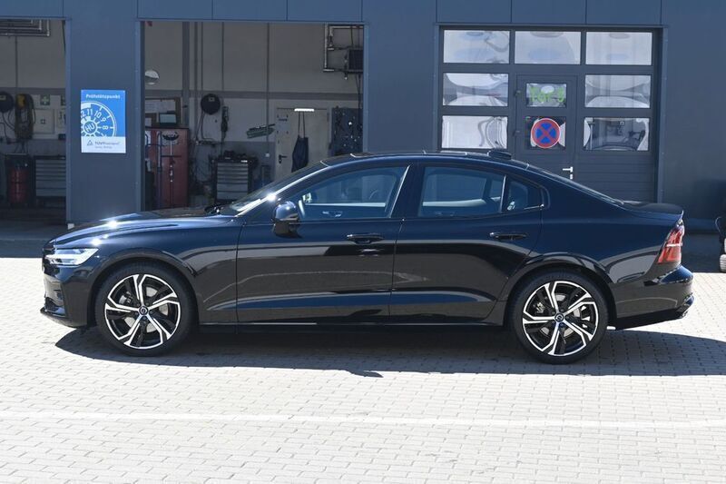 Gebraucht Volvo S60 Plus 197 PS (144 kW) 2024 Onyx black / metallic Limousine
