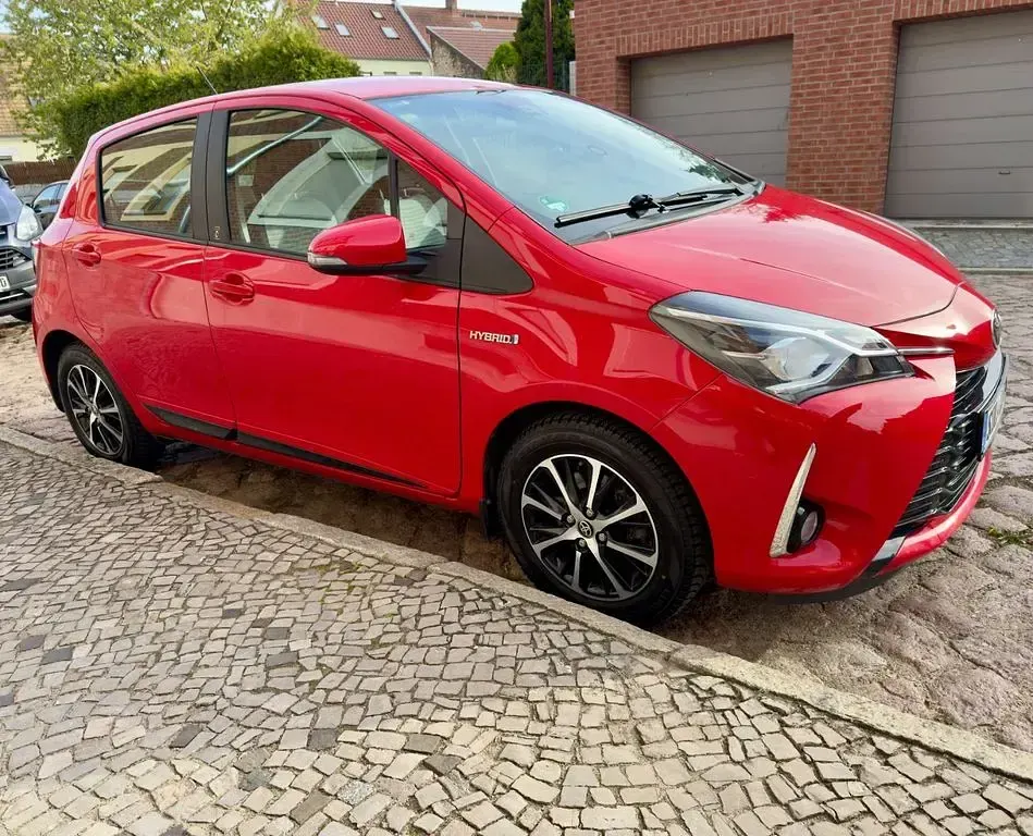 Gebraucht Toyota Yaris Team 101 PS (74 kW) 2018 Rot Limousine