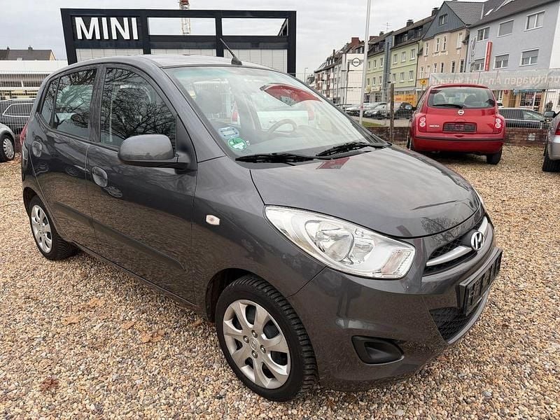Grau Gebraucht 2013 Hyundai i10 Edition Kleinwagen | 4.100 € (Fairer Preis) - Bild 1/4