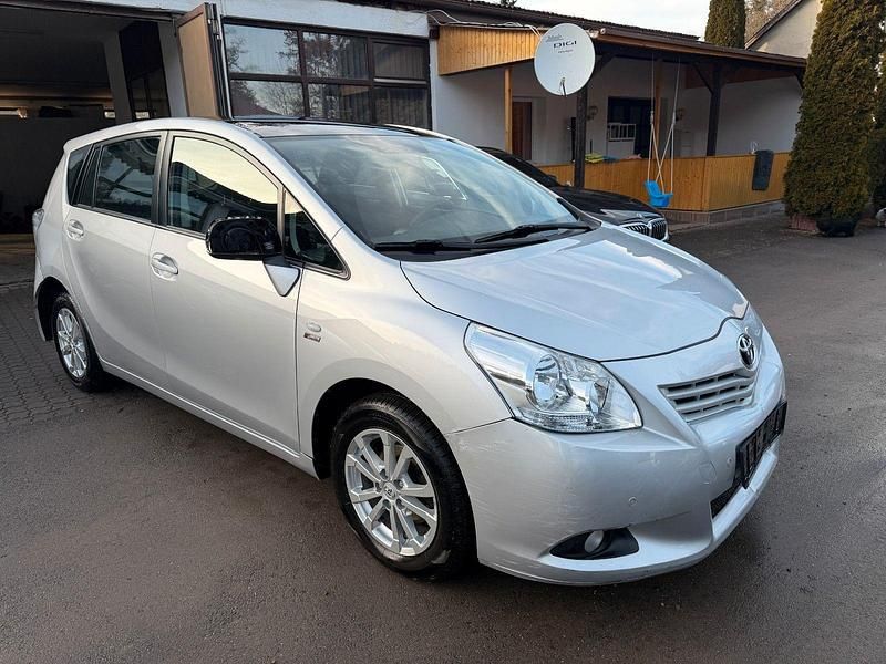 Silber Gebraucht 2011 Toyota Verso Edition Van / Kleinbus | 5.990 € (Superpreis) - Bild 1/4
