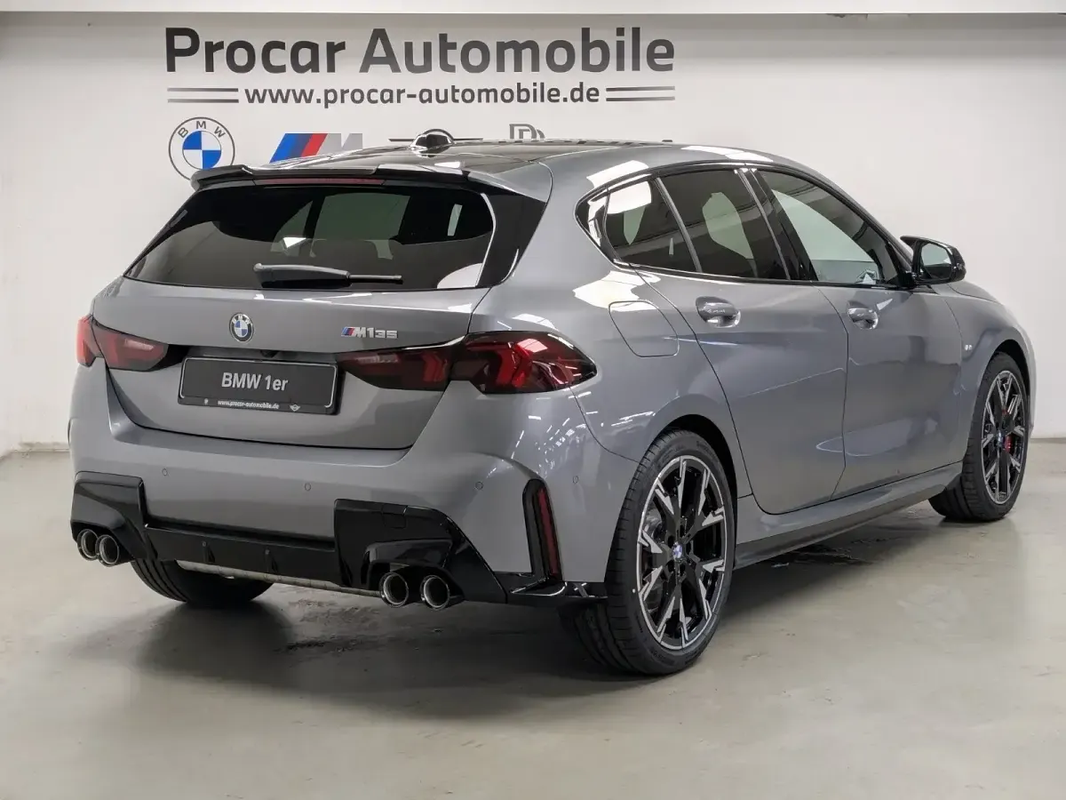 Neu BMW M135 M Sport 300 PS (220 kW) 2026 Silber Kleinwagen