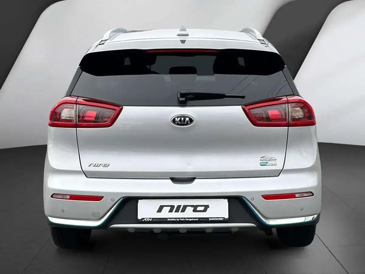 Używany Kia Niro Vision 141 KM (103 kW) 2018 Srebrny SUV