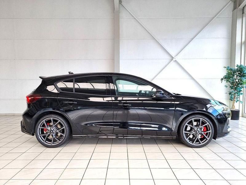 Neu Ford Focus ST 280 PS (205 kW) 2025 Schwarz Limousine