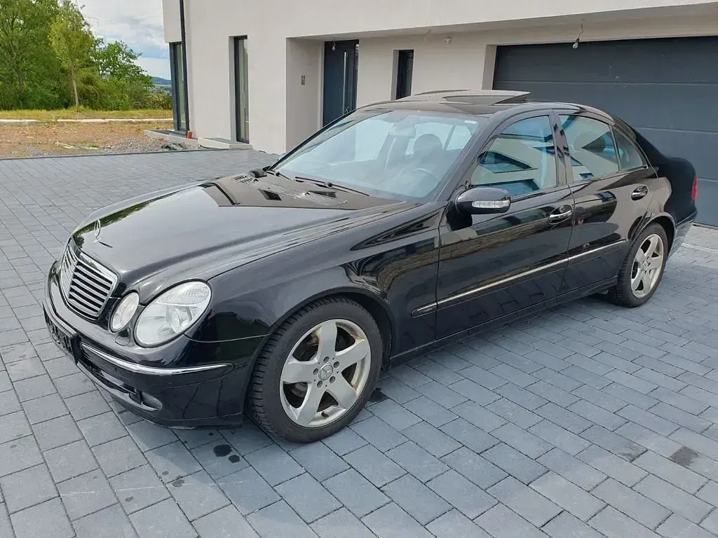 Używany Mercedes E280 Avantgarde 177 KM (130 kW) 2005 Czarny Sedan/Limuzyna