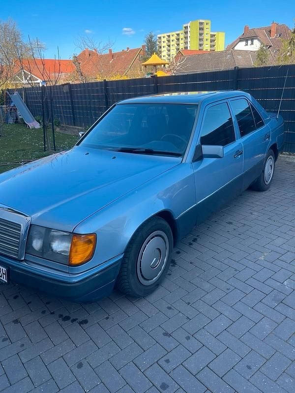 Blau Gebraucht 1991 Mercedes 300 Limousine | 7.400 € - Bild 1/4