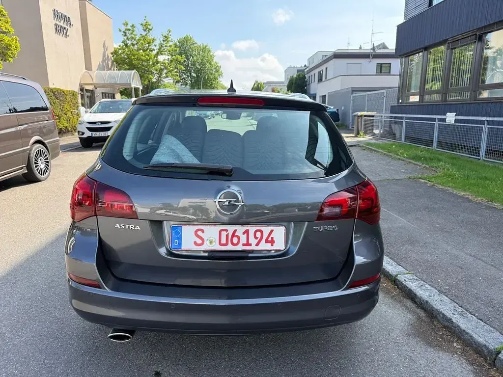 Gebraucht Opel Astra Innovation 179 PS (131 kW) 2011 Grau Kombi