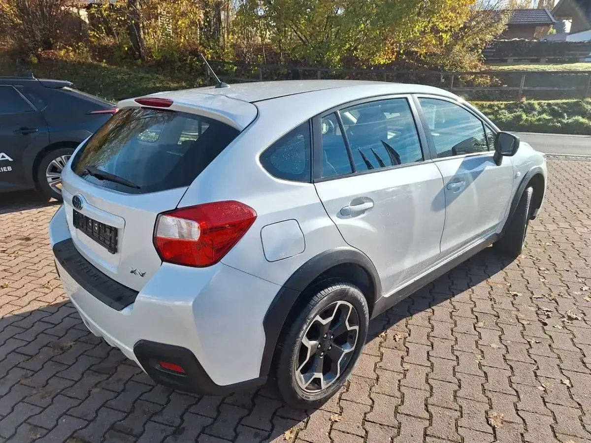Käytetty Subaru XV Active 114 HP (83 kW) 2012 Valkoinen Katumaasturi