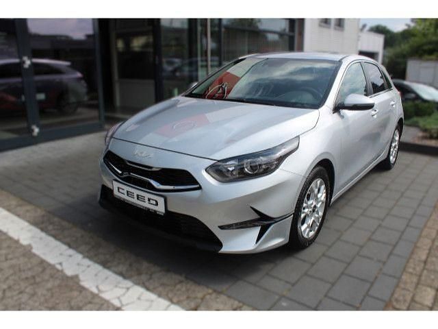 Gebraucht Kia Ceed Gold 101 PS (74 kW) 2022 Kcs sparklingsilber metallic (metallic) Kleinwagen