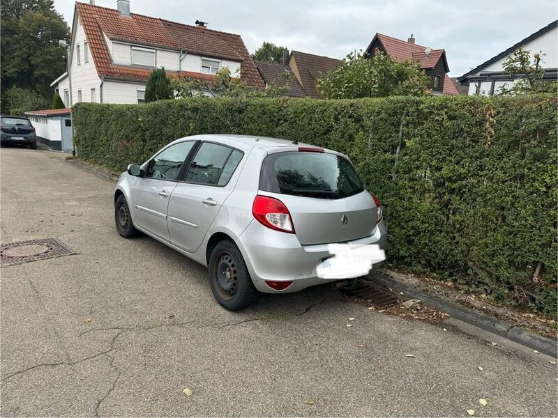 Silber Gebraucht 2011 Renault Clio III Dynamique Limousine | 2.100 € (Guter Preis) - Bild 1/4