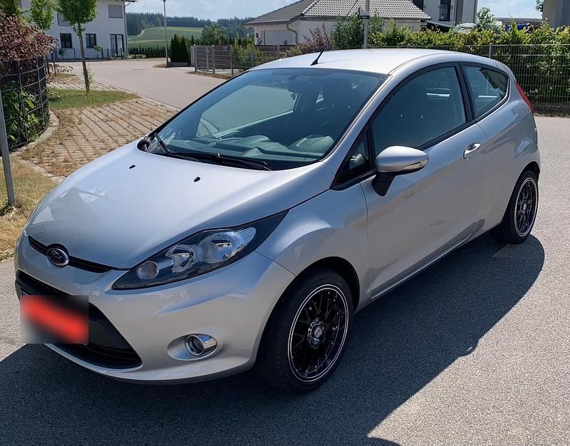Gebraucht Ford Fiesta 81 PS (59 kW) 2012 Silber Kleinwagen