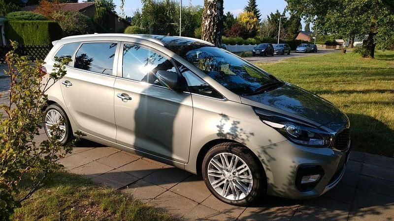 Beige Gebraucht 2016 Kia Carens DREAM-TEAM Edition Van / Kleinbus | 13.300 € (Etwas zu teuer) - Bild 1/4