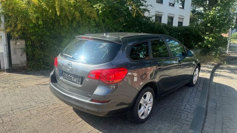 Gebraucht Opel Astra Edition 125 PS (91 kW) 2011 Grau Kombi