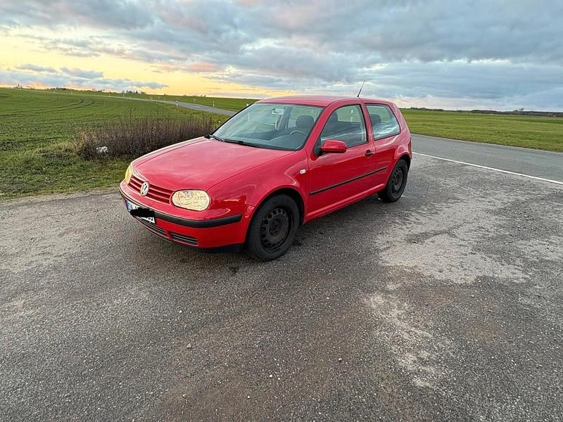 Rot Gebraucht 2002 VW Golf IV Kleinwagen | 1.790 € (Fairer Preis) - Bild 1/4