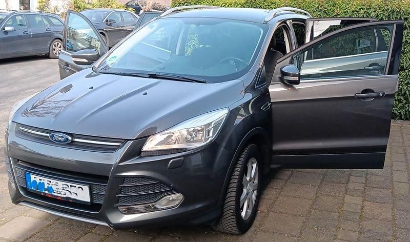 Gebraucht Ford Kuga Trend 150 PS (110 kW) 2015 Grau SUV