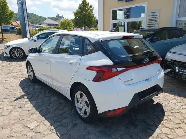 Gebraucht Hyundai i20 Select 84 PS (61 kW) 2022 Weiß Kleinwagen