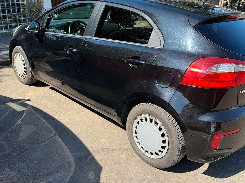 Second-hand Kia Rio 84 CP (61 kW) 2016 Negru Hatchback