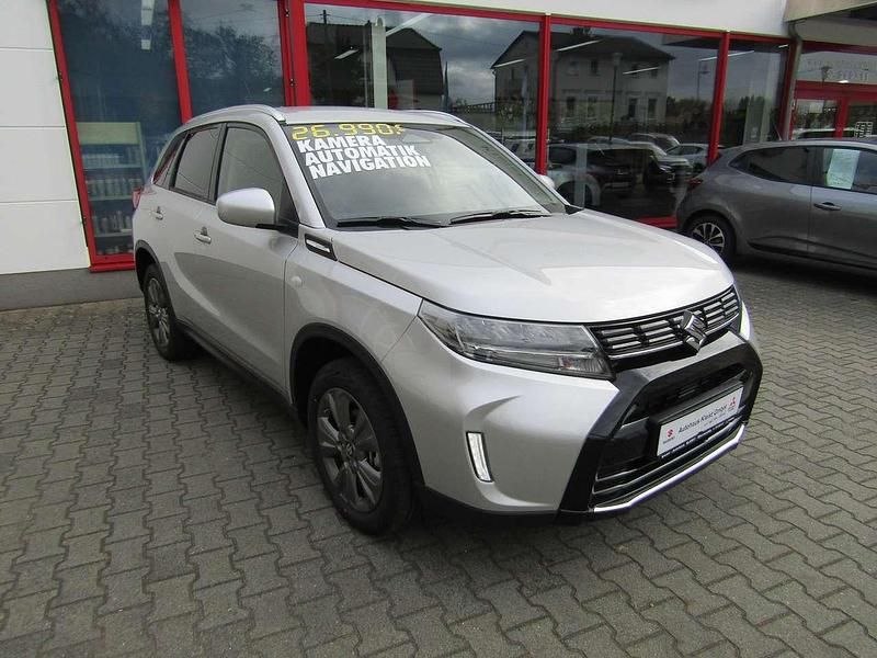 Silky silver Neu 2025 Suzuki Vitara Comfort SUV | 26.990 € (Fairer Preis) - Bild 1/4