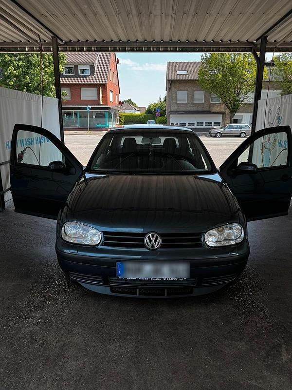 Grau Gebraucht 2003 VW Golf IV Edition Limousine | 1.300 € - Bild 1/4
