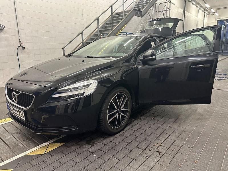 Schwarz Gebraucht 2019 Volvo V40 Momentum Kombi | 14.800 € (Guter Preis) - Bild 1/4