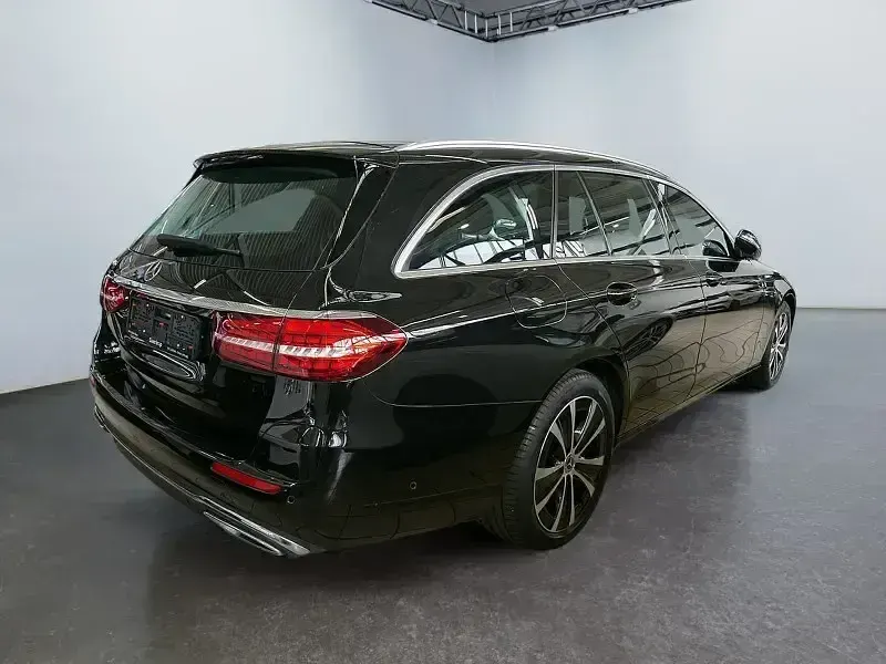 Gebraucht Mercedes E300 Avantgarde 320 PS (235 kW) 2023 Schwarzlack obsidianschwarz (metallic) Kombi