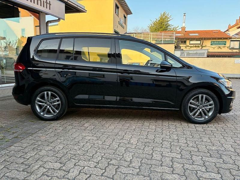 Neu VW Touran 150 PS (110 kW) 2026 Schwarz Van / Kleinbus