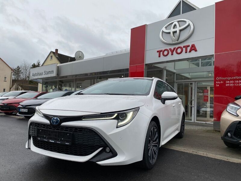 Weiß Gebraucht 2023 Toyota Corolla Team Kombi | 29.490 € (Fairer Preis) - Bild 1/4