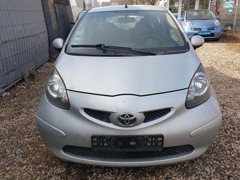 Gebraucht Toyota Aygo 68 PS (50 kW) 2006 Silber Kleinwagen