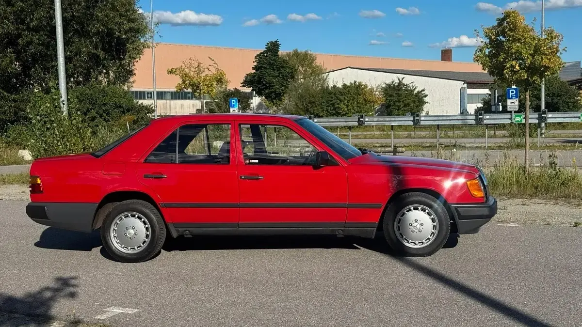Gebraucht Mercedes E260 160 PS (117 kW) 1988 Rot Limousine