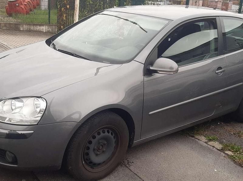 Grau Gebraucht 2006 VW Golf V Limousine | 1.300 € (Superpreis) - Bild 1/4