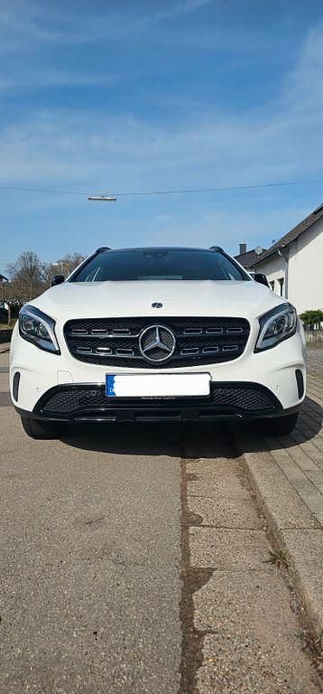 Gebraucht Mercedes GLA220 184 PS (135 kW) 2018 Weiß SUV