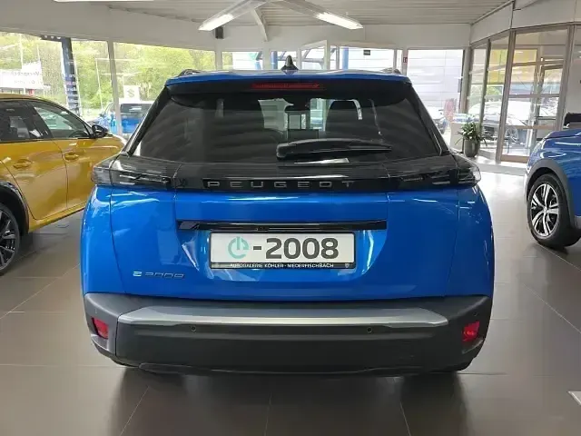 Gebraucht Peugeot e-2008 Allure 114 kW (156 PS) 2024 Vertigo blau SUV