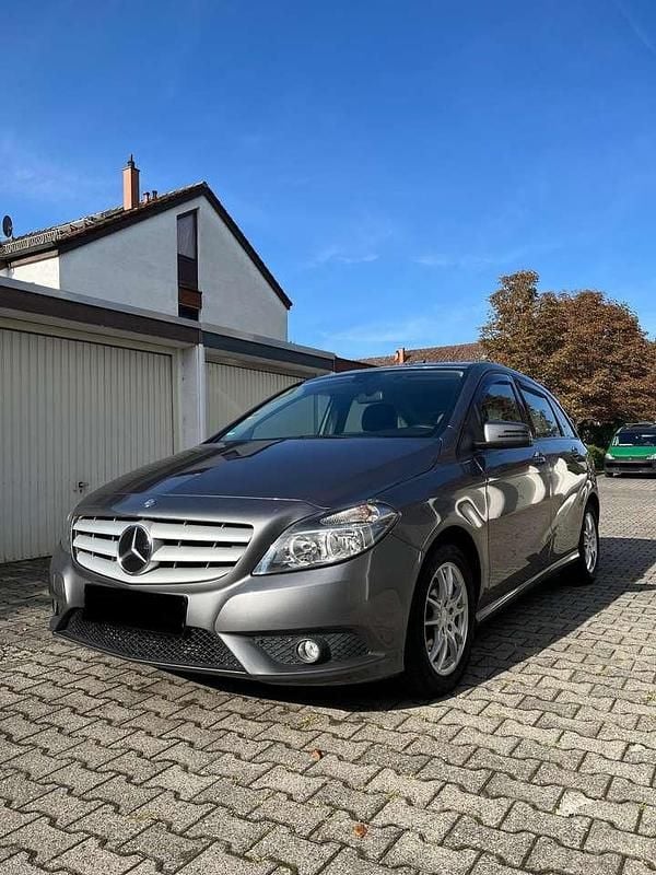 Grau Gebraucht 2014 Mercedes B180 Van / Kleinbus | 11.499 € (Fairer Preis) - Bild 1/4