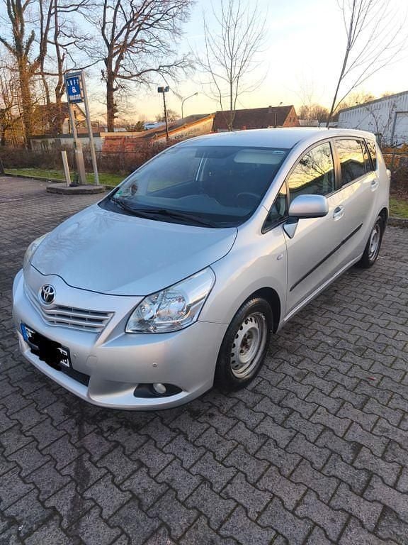 Gebraucht Toyota Verso Travel 126 PS (92 kW) 2012 Silber Van / Kleinbus
