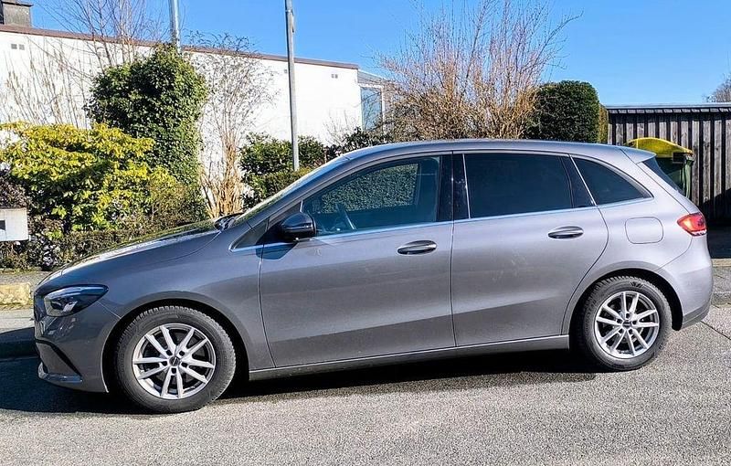 Gebraucht Mercedes B180 Advanced 116 PS (85 kW) 2022 Grau Van / Kleinbus
