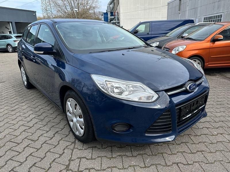 Gebraucht Ford Focus Trend 101 PS (74 kW) 2014 Blau Kombi