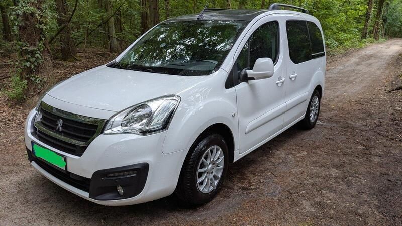 Weiß Gebraucht 2017 Peugeot Partner Tepee Allure Van / Kleinbus | 7.450 € (Superpreis) - Bild 1/4