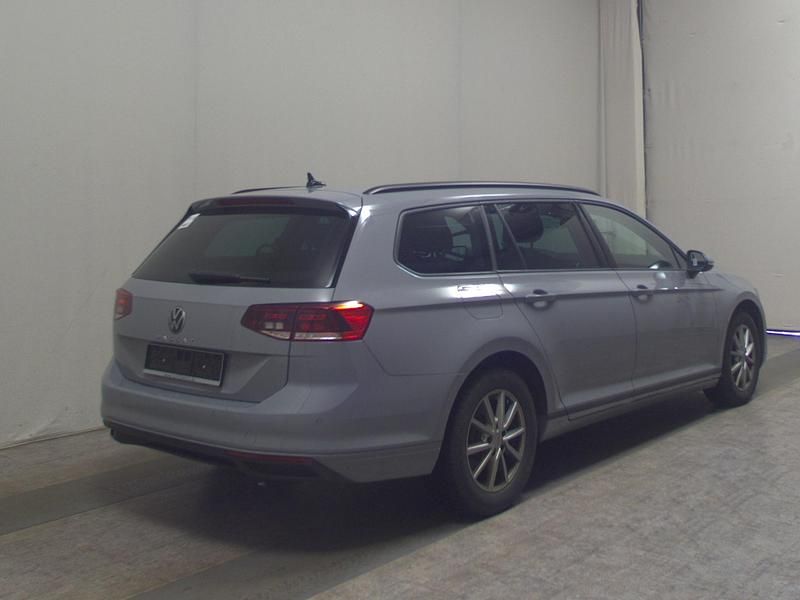 Gebraucht VW Passat 150 PS (110 kW) 2023 Grau Kombi