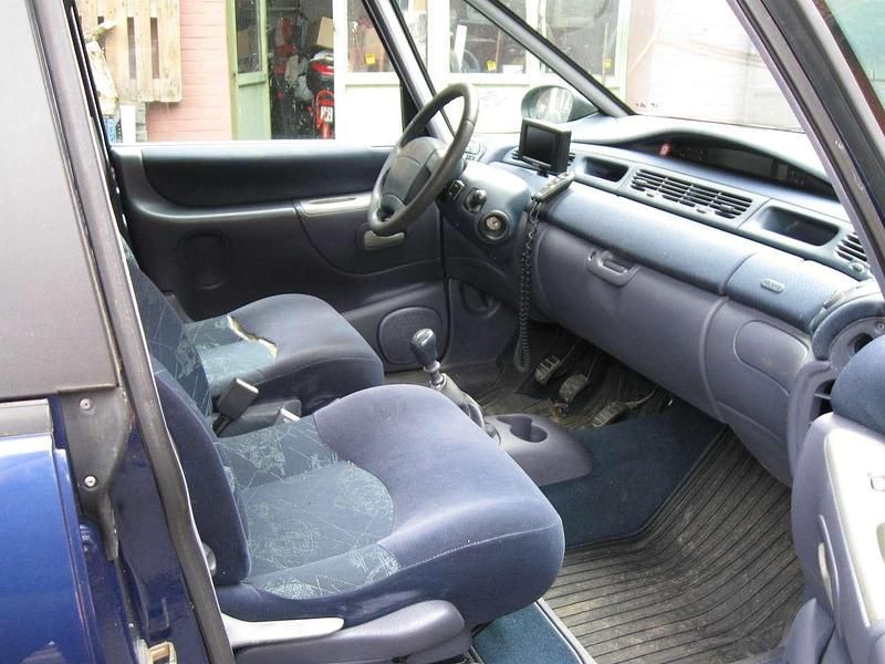 Second-hand Renault Espace 140 CP (102 kW) 2000 Albastru Break