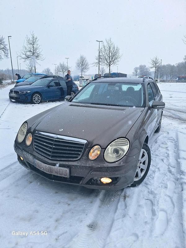 Grau Gebraucht 2009 Mercedes E200 Kombi | 2.999 € (Fairer Preis) - Bild 1/4