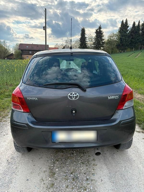Gebraucht Toyota Yaris Sol 101 PS (74 kW) 2009 Grau Kleinwagen