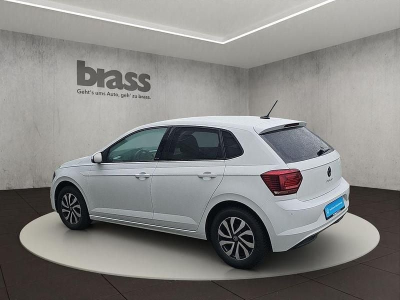 Gebraucht VW Polo Active 95 PS (69 kW) 2021 Pure white / deep black perleffekt Kleinwagen