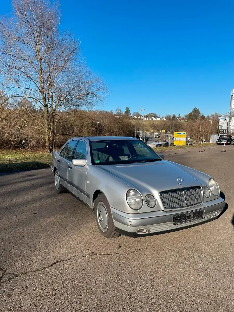Używany Mercedes E230 150 KM (110 kW) 1996 Srebrny Sedan/Limuzyna