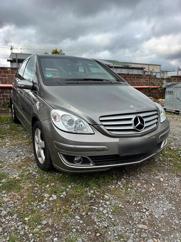 Grau Gebraucht 2008 Mercedes 180 Limousine | 3.600 € - Bild 1/4