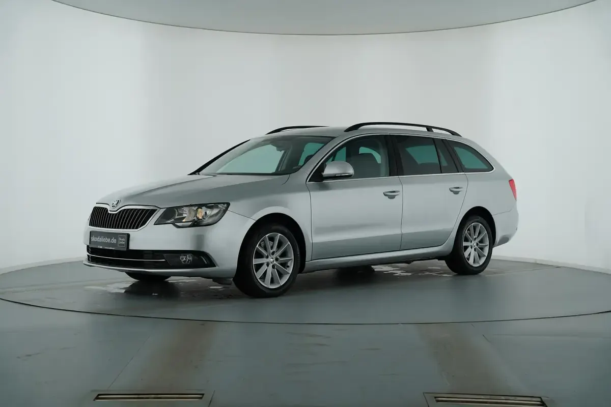 Gebraucht Skoda Superb 160 PS (117 kW) 2013 Brilliantsilber metallic Kombi